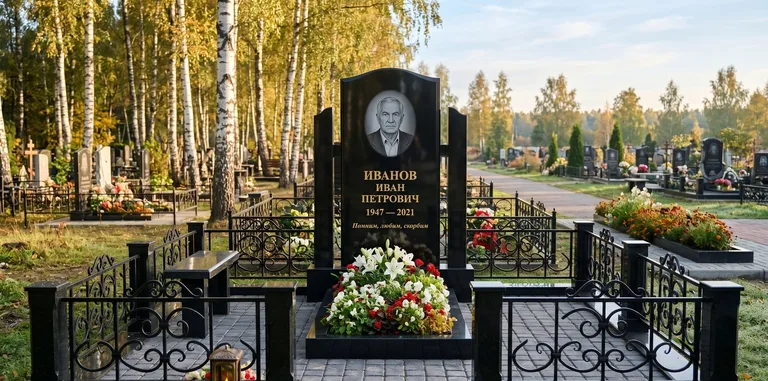 Мемориальный комплекс с цветником и оградой в Южно-Сахалинске