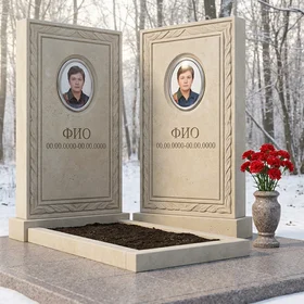 Памятник из светлого известняка с аркой с цветами на двоих