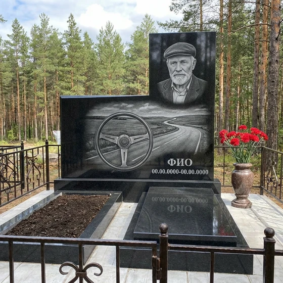 Гранитный памятник дальнобойщику в виде глыбы с гравировкой грузовика