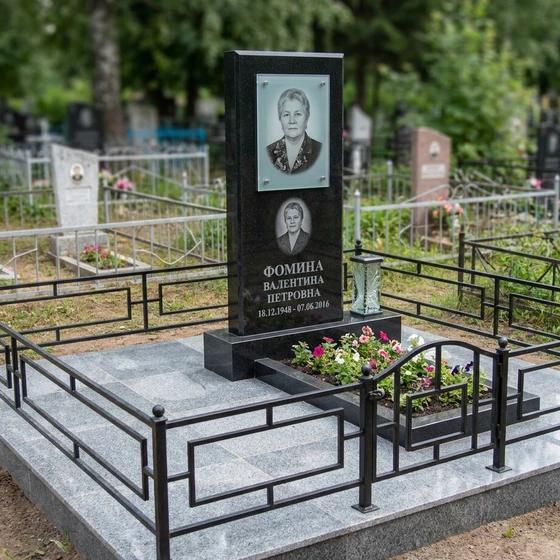 Современный памятник: гранит и стекло
