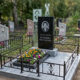 Элегантный памятник с резным стеклом
