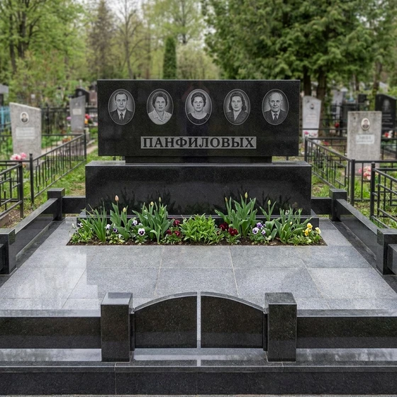 Семейный мемориал на пять человек из чёрного гранита