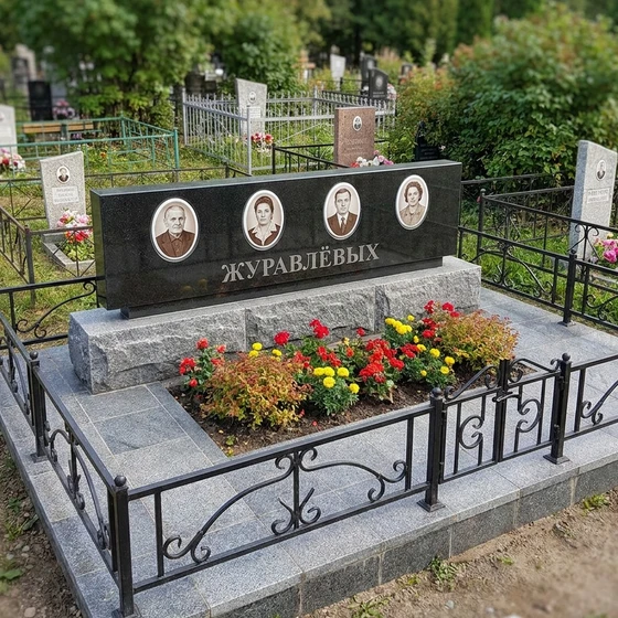 Семейный памятник на четверых из комбинированного гранита