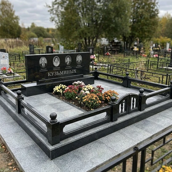Семейный памятник на четверых из черного гранита