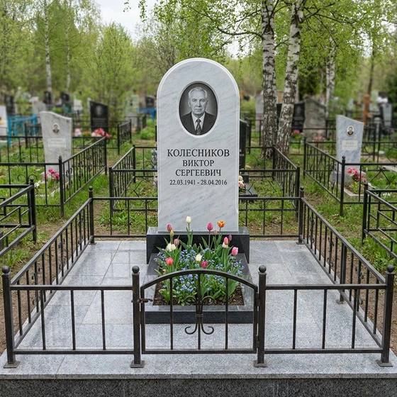 Изящный памятник из белого мрамора с куполом