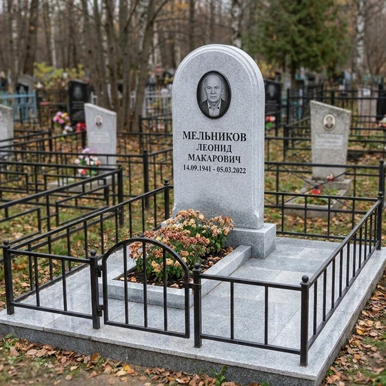 Классический памятник из серого гранита с полукруглым верхом