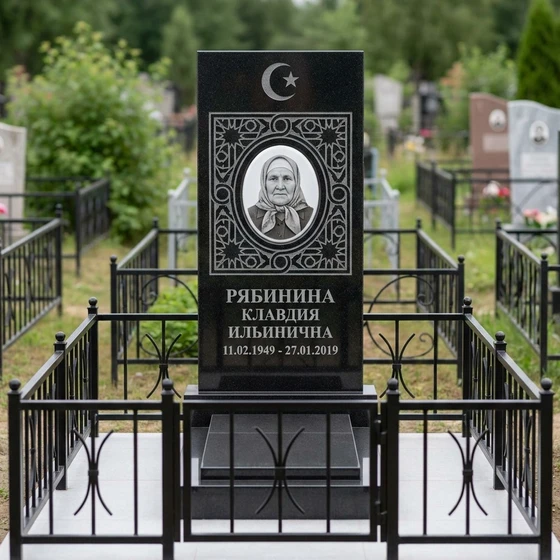 Строгий мусульманский памятник из чёрного гранита