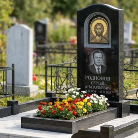 Гранитный памятник фигурный с крестом и цветником