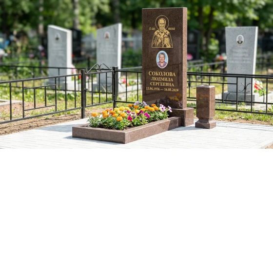 Гранитный памятник фигурный с гравировкой берёзы и оградой