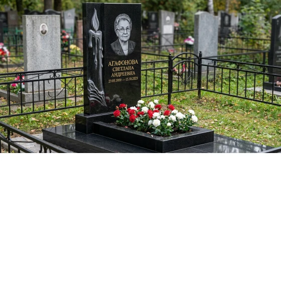 памятник с горящей свечой из габбро-диабаза с фотопортретом