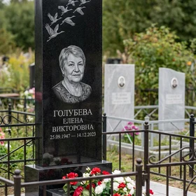 памятник с клином журавлей из габбро-диабаза с портретом и стелой