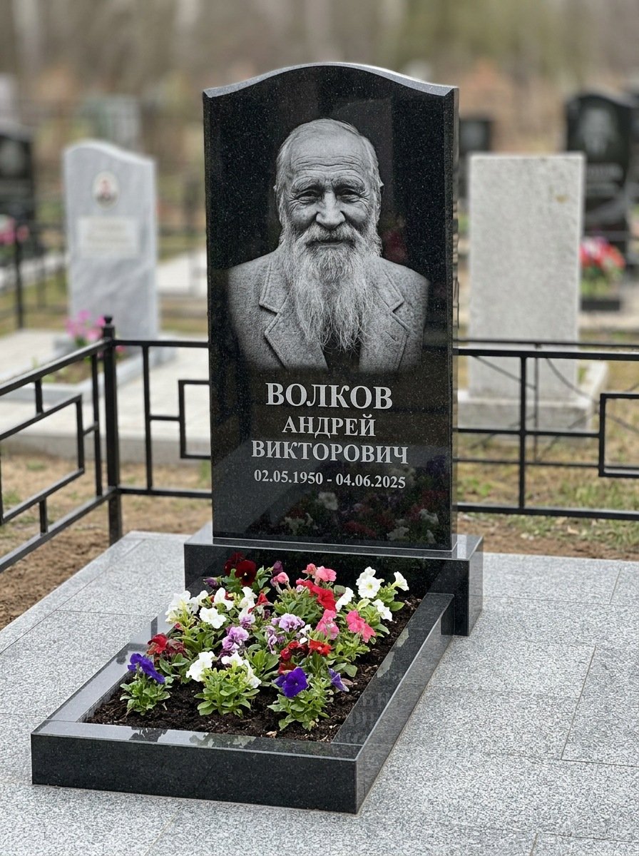 Портрет на памятнике в Южно-Сахалинске — Старый снимок восстановили, портрет по грудь — гравировка